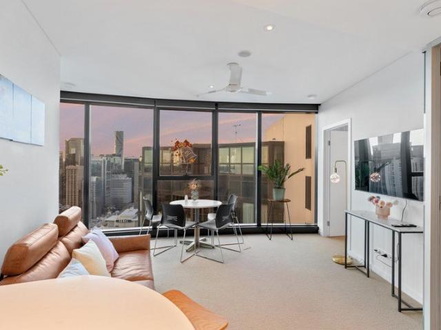 BEST VALUE 3 BEDROOM in CBD Rare Level 43 SkyTower Apartment