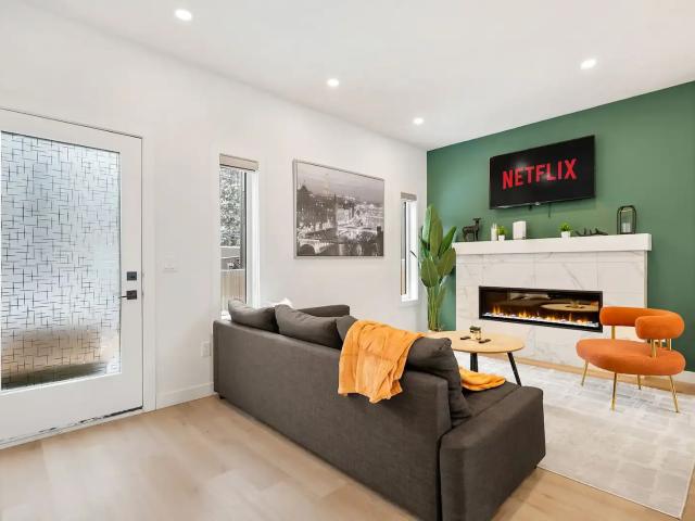 BEST VALUE 3bdr 2.5 baths RENOVATED & FURNISHED w/ AC 5 mins to DT — 3 Bedrooms Townhouse