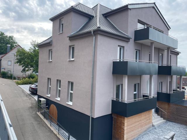 Beste Lage Erstbezug nach Sanierung: Penthouse, Balkon, Stellplatz und EBK neu