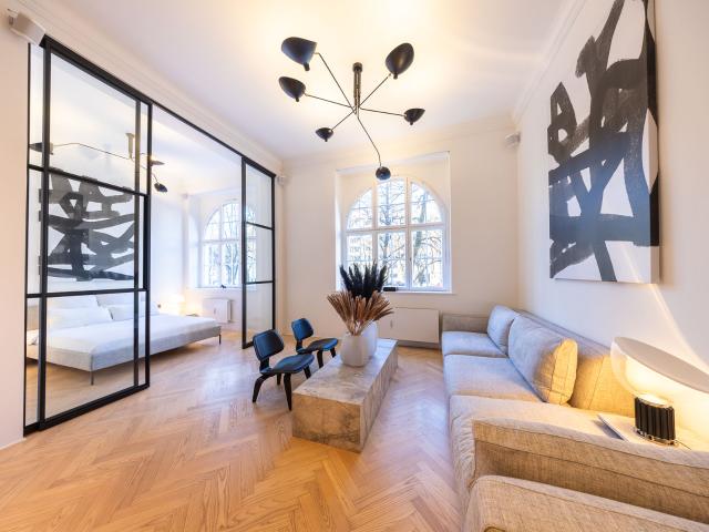 Beste Lage in Schwabing exklusive, hochwertig kernsanierte 2 Zimmer Altbauwohnung mit Deckenhöhen bis zu 3,8 m