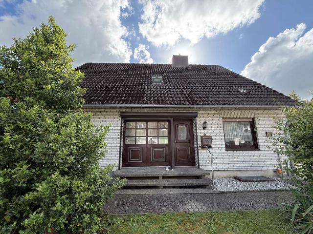 Bestens familiengerechtes Ein, bzw. Zweifamilienhaus mit Doppelgarage und tollem Garten!