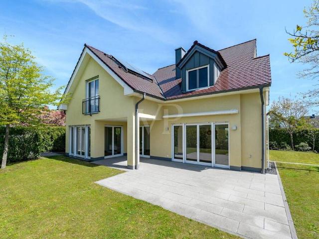 Bestlage am Feldrand: Hochwertig ausgestattetes A+ Einfamilienhaus inkl. EBK, Sauna, Garage & Stpl