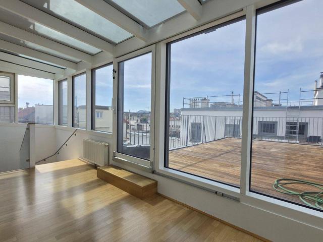 Bestlage Servitenviertel: Traumhafte Dachgeschosswohnung mit offenem Wohnkonzept und großer Hofterrasse