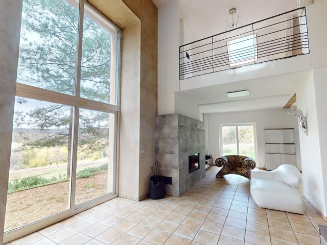 BESANCON: DOMAINE CONTEMPORAIN & HARAS PRIVÉ EN BORDURE DE FORÊT
