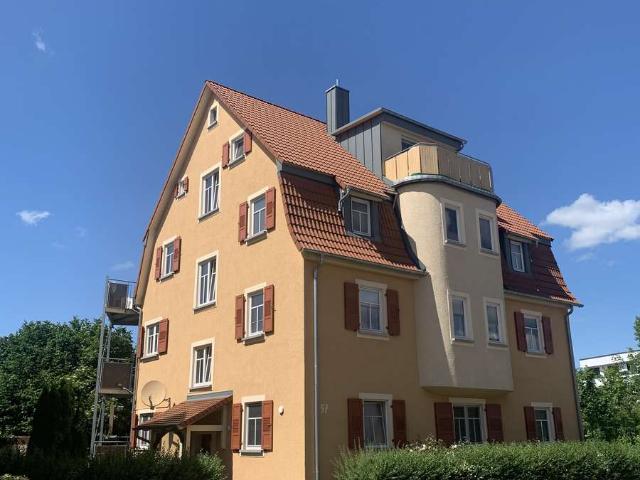 Besondere 2,5 Zimmer Dachgeschosswohnung mit Empore, Südbalkon & Stellplatz – mitten in Crailsheim