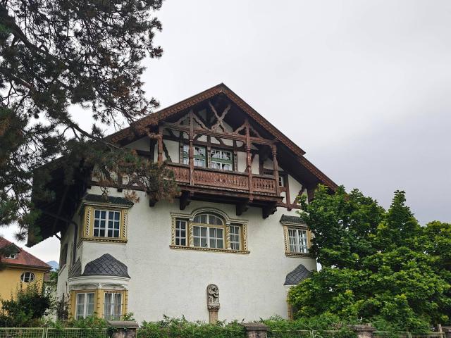 Besondere 2 Zimmerwohnung in denkmalgeschützter Saggenvilla