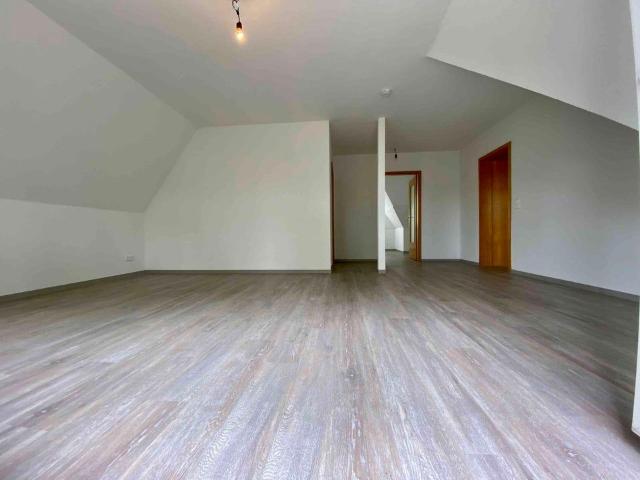 Besondere 2 Zimmer Dachgeschosswohnung mit Ausblick ins Grüne