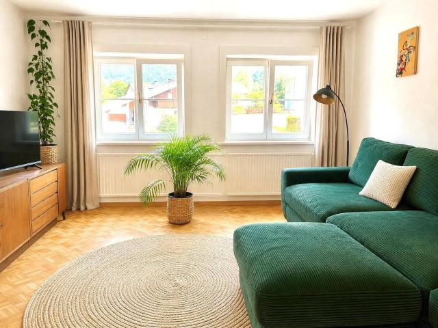 Besondere Altbauwohnung mit Garten, Holzofen und viel Stauraum