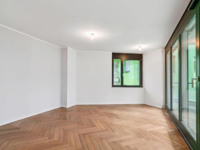 Besondere Lage, besonderer Blick: Hochwertige 2 Zimmer Wohnung mit sonniger Dachterrasse direkt am Rhein