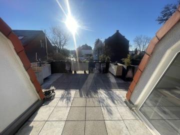 Besondere Studio Maisonette mit Dachterrasse und Balkon in Sürth!