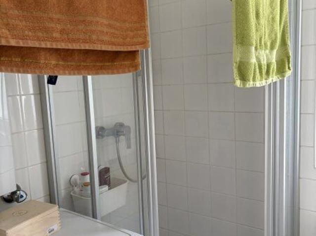 Besondere Wohnqualität in herrlicher Grünlage: charmante 2 Zimmer Erdgeschosswohnung mit hochwertigem Badezimmer, praktischer Raumaufteilung und tollem Preis Leistungs Verhältnis ab Dezember bezugsbereit!