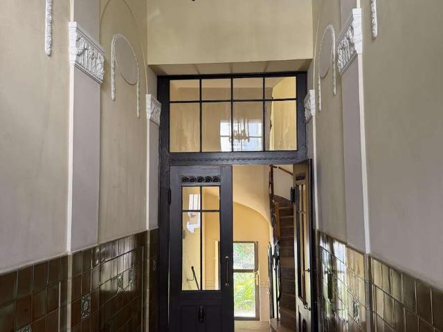 Besondere Wohnung im DG, Parkettboden, Bad mit Dusche, Fenster und Wanne