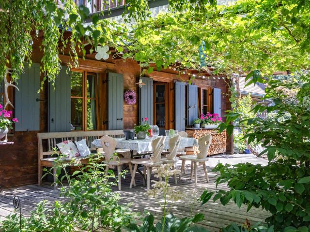 Besonderes Holzhaus in Blockbauweise mit idyllischem Garten und moderner Architektur
