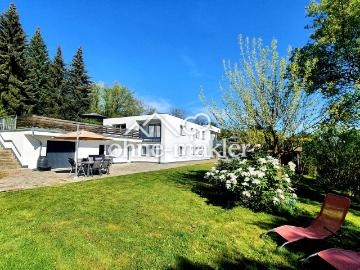 Großzügiges 1–2 Familienhaus mit 3.012 m² Grundstück, viel Privatsphäre und traumhaftem Ausblick