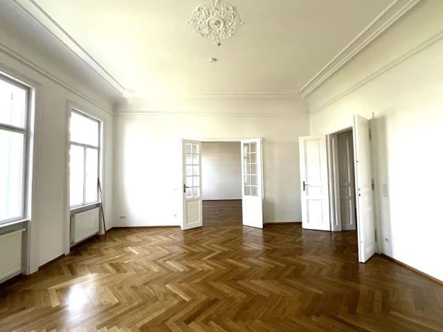 Besonders ansprechendes, klimatisiertes Apartment mit Terrasse und mit Blick in palaisartigen Garten / Exquisite apartment with terrace and view of the palatial garden