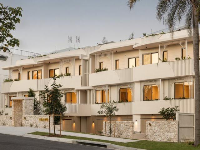 Bespoke Beachside Resplendence: High End Designer Luxury