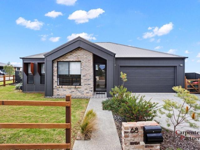 Bespoke Designer Home With Heated Pool!