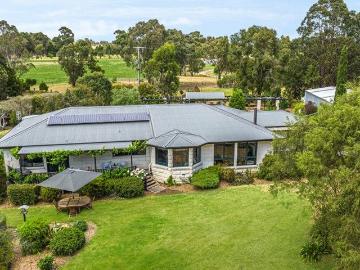 Bespoke Family Lifestyle Property 1.38 Ha, 3.3 acres approx