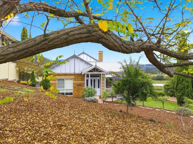 PREMIUM RESIDENCE ABOVE THE LERDERDERG RIVER WITH SPECTACULAR, UNINTERRUPTED 180 DEGREE VIEWS OF THE VALLEY A MUST SEE!