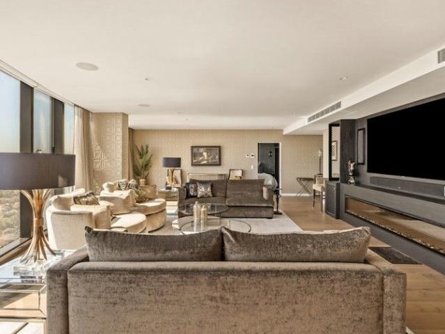Bespoke Skyhome Living Experience in Prestigious Ivanhoe