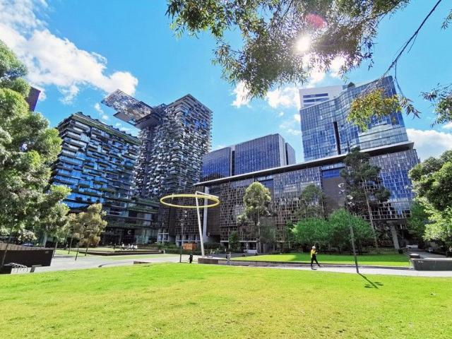 Bespoke, ultra modern & convenient large 1 bed + study + parking in iconic location