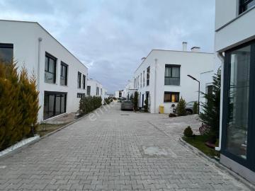Bess'den Aşağı Söğütönü'nde Doğa Manzaralı Bahçeli Havuzlu Villa
