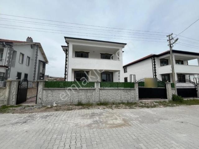 Bess'den Emirdağ'da İnkilap Mahallesi'nde Satılık 6+2 Villa