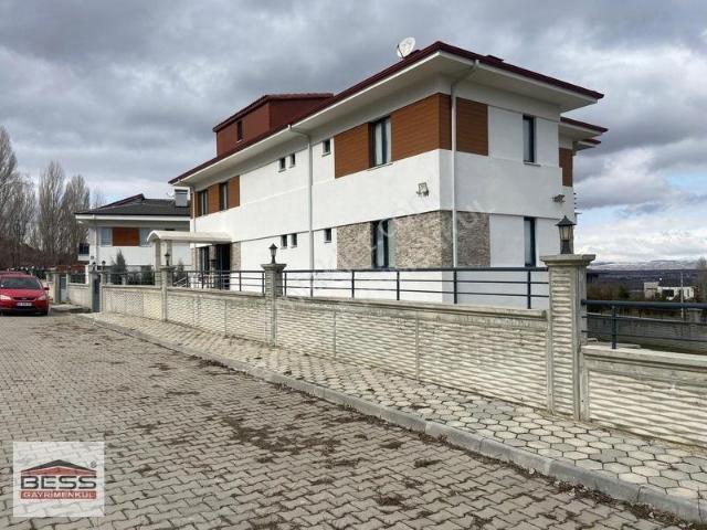 Bess'den Karabayır'da Doğa Manzaralı Satılık 6+2 Villa