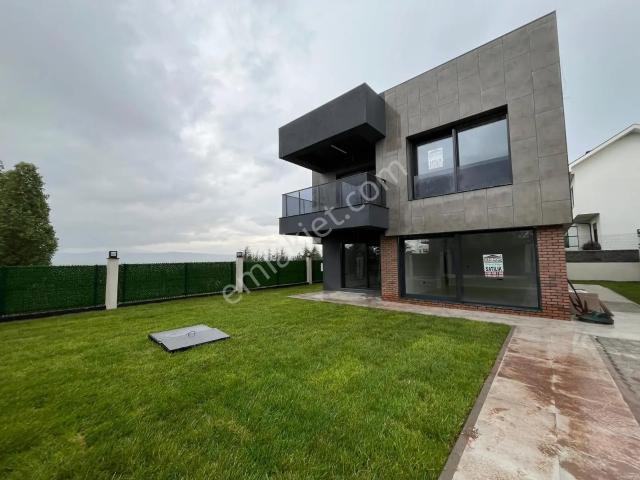 Bess'den Karabayır'da Geniş Bahçeli Satılık 4+1 Dubleks Villa