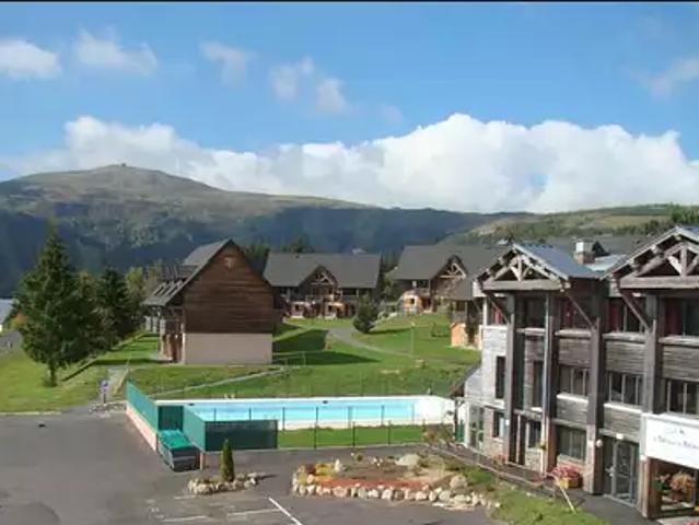 Besse et Saint Anastaise 63610 Achat / Vente appartement 4 pièces t4 au dernier étage piscine