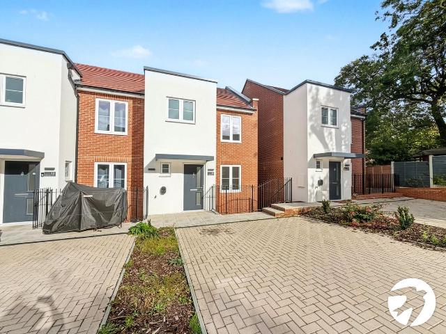 Betteridge Close, Chatham, Kent ME5, 4 bed town house to rent, £2,300 pcm | PrimeLocation