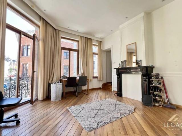 Between Barrière St Gilles and Châtelain: 1 Bedroom Apartmen