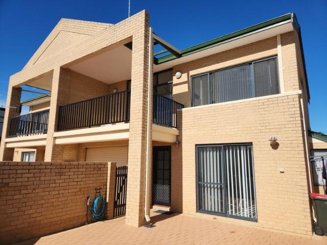 Between the Jetties, 2 Min Walk to Water | 4 Bed | 13.5m Garage | Palm Beach Rockingham CODE:68676
