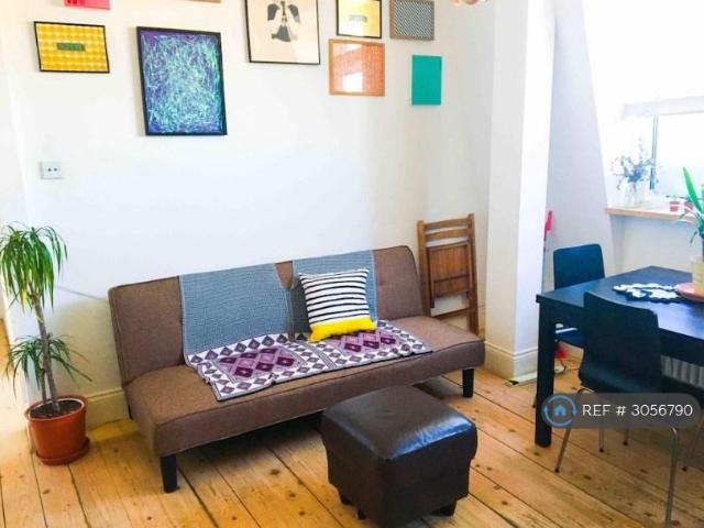 Bethnal Green Road, London, E2 2 bed penthouse to rent £2,200 pcm £508 pw