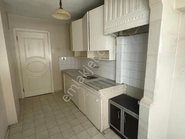 Betonyol Cadde Üzerinde Satılık 2 + 1 Daire
