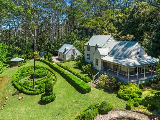 BEULAH a delightful spacious home set amongst romantic theatre gardens with a wealth of infrastructure