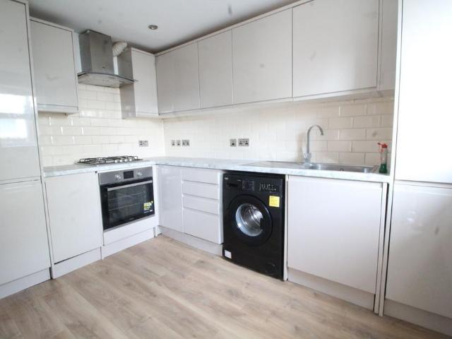 Beulah Road, Thornton Heath, CR7 2 bed semi detached house to rent £1,650 pcm £381 pw