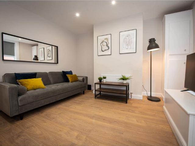 Beulah View, Leeds LS6 4 bed house to rent £2,652 pcm £612 pw