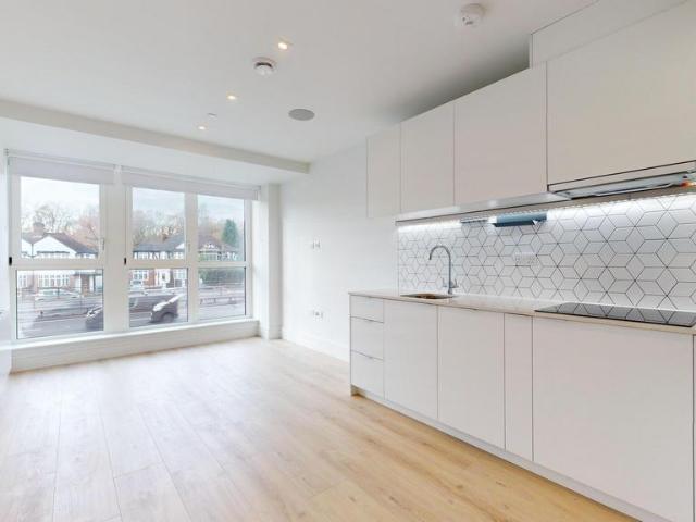 Beverley Way 2 bed flat to rent £2,325 pcm £537 pw
