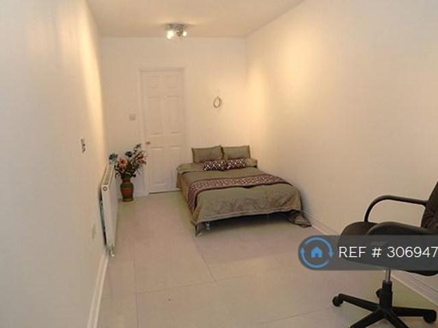 Beverley Way, London, SW20 1 bed in a house share to rent £950 pcm £219 pw