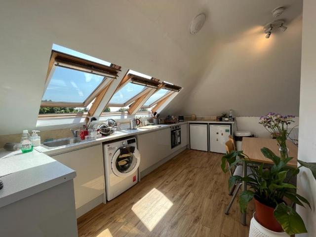 Beverley Way, London SW20 4 bed apartment to rent £2,250 pcm £519 pw