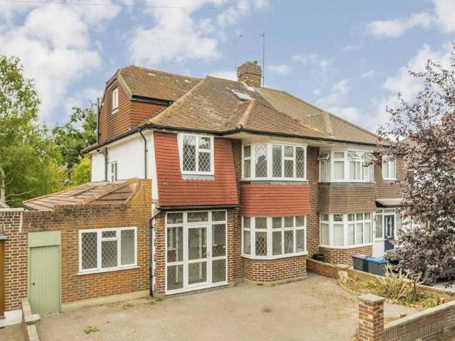 Beverley Avenue, London SW20 4 bed semi detached house to rent £4,500 pcm £1,038 pw