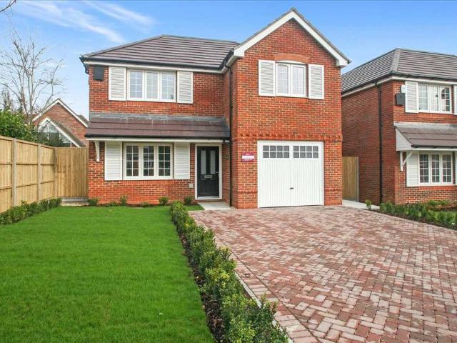 Beverley Close, Basingstoke RG22 4 bed detached house to rent £2,650 pcm £612 pw