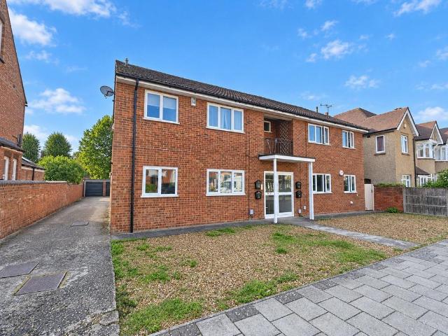 Beverley Crescent, Bedford 2 bed apartment to rent £1,300 pcm £300 pw