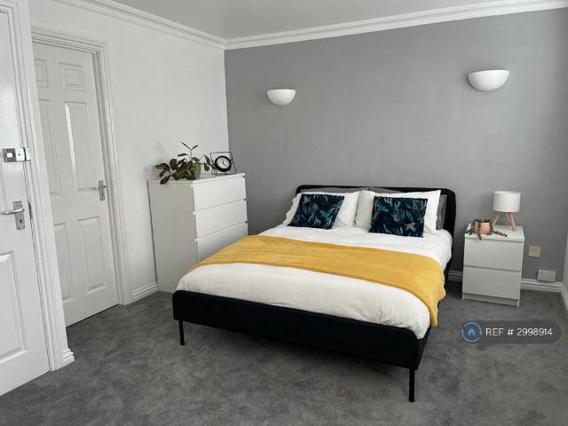 Beverley Mews, Crawley, RH10 1 bed in a house share to rent £760 pcm £175 pw