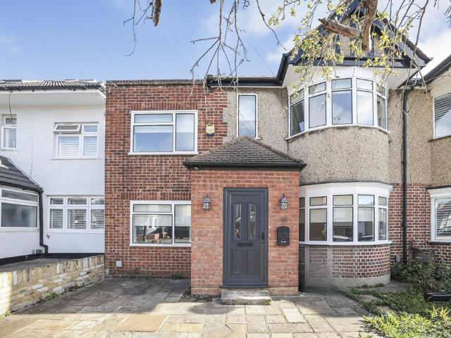 Beverley Road, Ruislip Manor. 4 bed terraced house to rent £2,800 pcm £646 pw