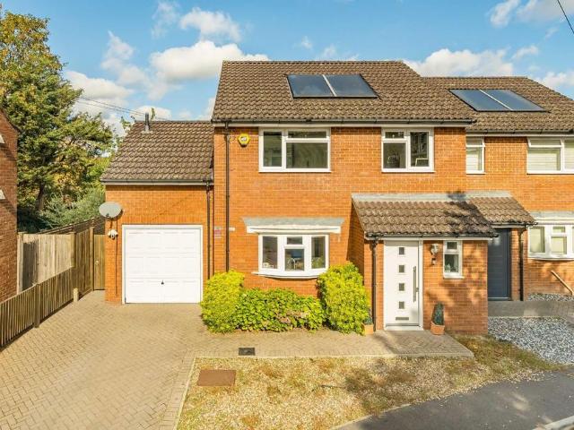 Beverley Road, Sunbury On Thames TW16 3 bed house to rent £2,650 pcm £612 pw
