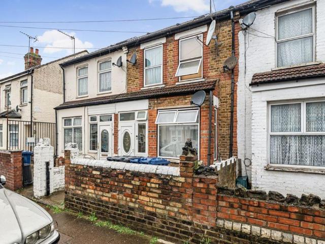 Beverley Road, Southall, UB2 2 bed flat to rent £1,750 pcm £404 pw