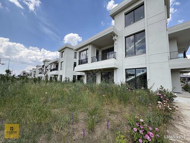 Beytepe'de Lösante Yakını Satılık 7+2 Natamam Köşe Villa