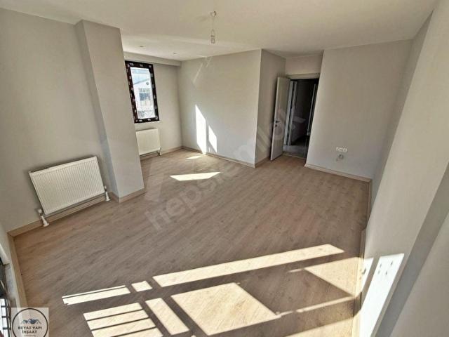 BEYAZ YAPI'DAN CADDE ÜZERİNDE GENİŞ KULLANIM ALANLI 2+1 DAİRE !